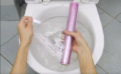 Elle met une pellicule de plastique sur sa toilette…. Et tire sur la chasse d’eau, la raison est génial