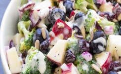 Une délicieuse salade de brocolis, myrtilles et pommes à savourer
