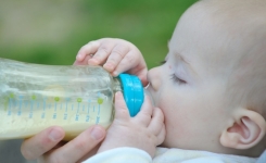 Un bébé est mort après avoir été nourri au lait végétal