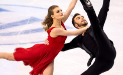 Le couple français arrive sur la glace et la chanson ‘Perfect’ d'Ed Sheeran commence à raisonner