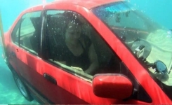 Voici comment sortir d'une voiture qui coule dans l'eau ? Ce truc pourra sauver des vies !!