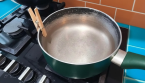 Une pince à linge sur le bord de la casserole : une astuce simple pour éviter les débordements
