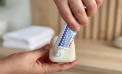 Du dentifrice sur un savon : pourquoi cette astuce fait autant parler à la maison
