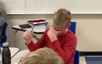 Vidéo très touchante d’un jeune daltonien découvrant le monde en couleurs