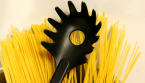 Pourquoi y a-t-il un trou dans les cuillères à spaghetti ?