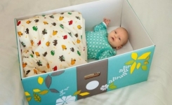Pourquoi les bébés devraient dormir dans des boîtes en carton