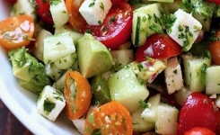 Une salade délicieuse pour dégonfler le ventre et perdre du poids rapidement