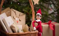 Comment fabriquer un petit lutin de Noël avec une boîte à œufs en carton