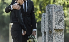 Pourquoi ne faut-il pas embrasser un défunt ? Ce que recommandent les professionnels