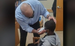 Le proviseur coupe les cheveux d'un élève qui avait honte : il avait peur qu'on se moque de son apparence