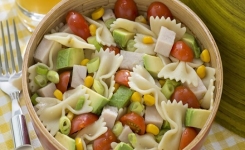 Recette de salade à l'avocat croquante et très colorée