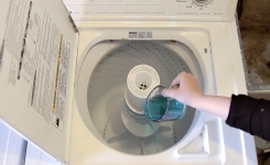 Elle verse du rince-bouche dans sa machine à laver ! Regardez ce qui arrive ...