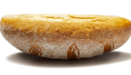 Faut-il vraiment éviter de poser le pain à l’envers sur la table ?