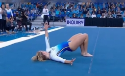 Une gymnaste réalise une performance artistiques éblouissant les juges et les spectateurs