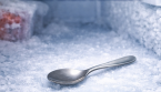 Pourquoi garder une cuillère au congélateur est une astuce à connaître