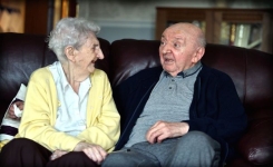 Une femme de 98 ans intègre une maison de retraite pour s’occuper de son fils de 80 ans