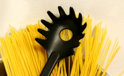 Pourquoi y a-t-il un trou dans les cuillères à spaghetti ? Pourquoi y a-t-il un trou dans les cuillères à spaghetti ?