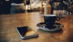 Pourquoi dit-on qu'il ne faut pas poser son téléphone sur la table ?