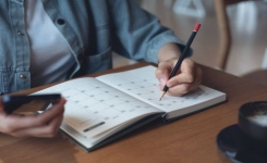 Ecrire encore à la main dans son agenda : ce que cette habitude peut révéler