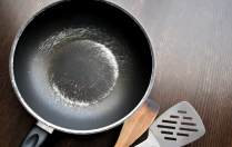 Peut-on cuisiner avec une poêle rayée ? Ce que dit la science