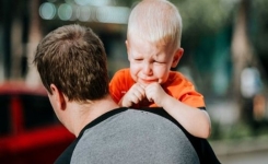 - Aucun enfant ne peut être heureux en voyant ses parents s'engueuler tout le temps