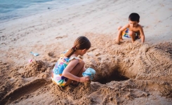 Peut-on laisser ses enfants jouer dans un trou creusé dans le sable ?