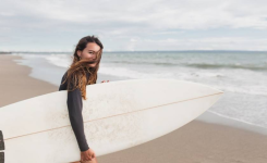 Le surf, l’allié inattendu du bien-être mental cet été