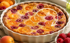 Clafoutis minute aux abricots et aux framboises