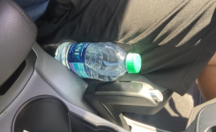 Des pompiers lancent une alerte pour qu’on arrête de laisser des bouteilles d'eau dans nos voiture