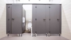 Pourquoi les portes des toilettes publiques ne touchent pas le sol ?
