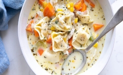 Recette de la soupe crémeuse au poulet et aux tortellinis