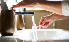 Pourquoi faut-il ne plus mouiller votre brosse à dents ?