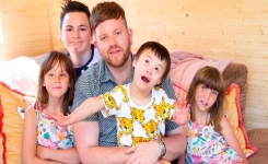 Un père célibataire adopte six enfants handicapés et se moque de ce que les autres pensent 