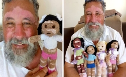 Il fabrique des poupées à la peau bico­lore pour les enfants atteints de viti­ligo