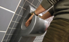 Voici pourquoi il ne faut jamais utiliser de sèche-mains dans les toilettes publiques