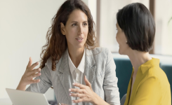 Dès les premières minutes d'une conversation, ces 5 questions peuvent favoriser la confiance, selon des experts en communication