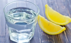Si vous buvez de l’eau chaude avec du citron pendant un an, voici ce qui va arriver