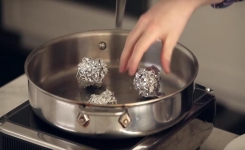 Des boules de papier aluminium dans une poêle, mais pourquoi?