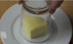 En plaçant un verre sur un carré de beurre, il réalise une astuce que l'on devrait tous utiliser! 