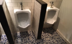 Pourquoi les restaurants et les hôtels utilisent-ils de la glace dans leurs toilettes ?