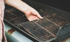 Grille de barbecue rouillée : l’astuce avec 2 ingrédients de cuisine pour la récupérer facilement