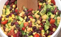 Salade d’avocat, de maïs en grains et de légumineuses…