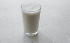 Boire un verre de lait chaud nous aide-t-il vraiment à mieux dormir ?