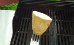 Il frotte une pomme de terre crue sur la grille de barbecue ! La raison est intelligente