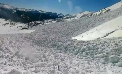 Pris dans une avalanche, un snowboarder filme la scène. VIDÉO - États-Unis :
