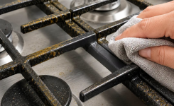 Comment enlever facilement la graisse des grilles de gazinière ?