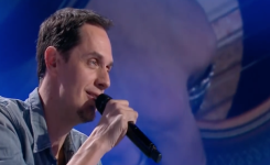 Grand Corps Malade interprète une chanson dédiée à sa femme sur le plateau et bouleverse le public