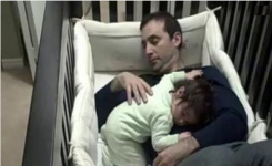 Ce papa a trouvé une astuce géniale pour endormir son bébé en moins d'une minute!