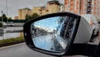 Ce bouton discret peut améliorer la visibilité de vos rétroviseurs sous la pluie