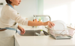 Pourquoi faut-il éviter de rincer la vaisselle avant de la mettre au lave-vaisselle ?